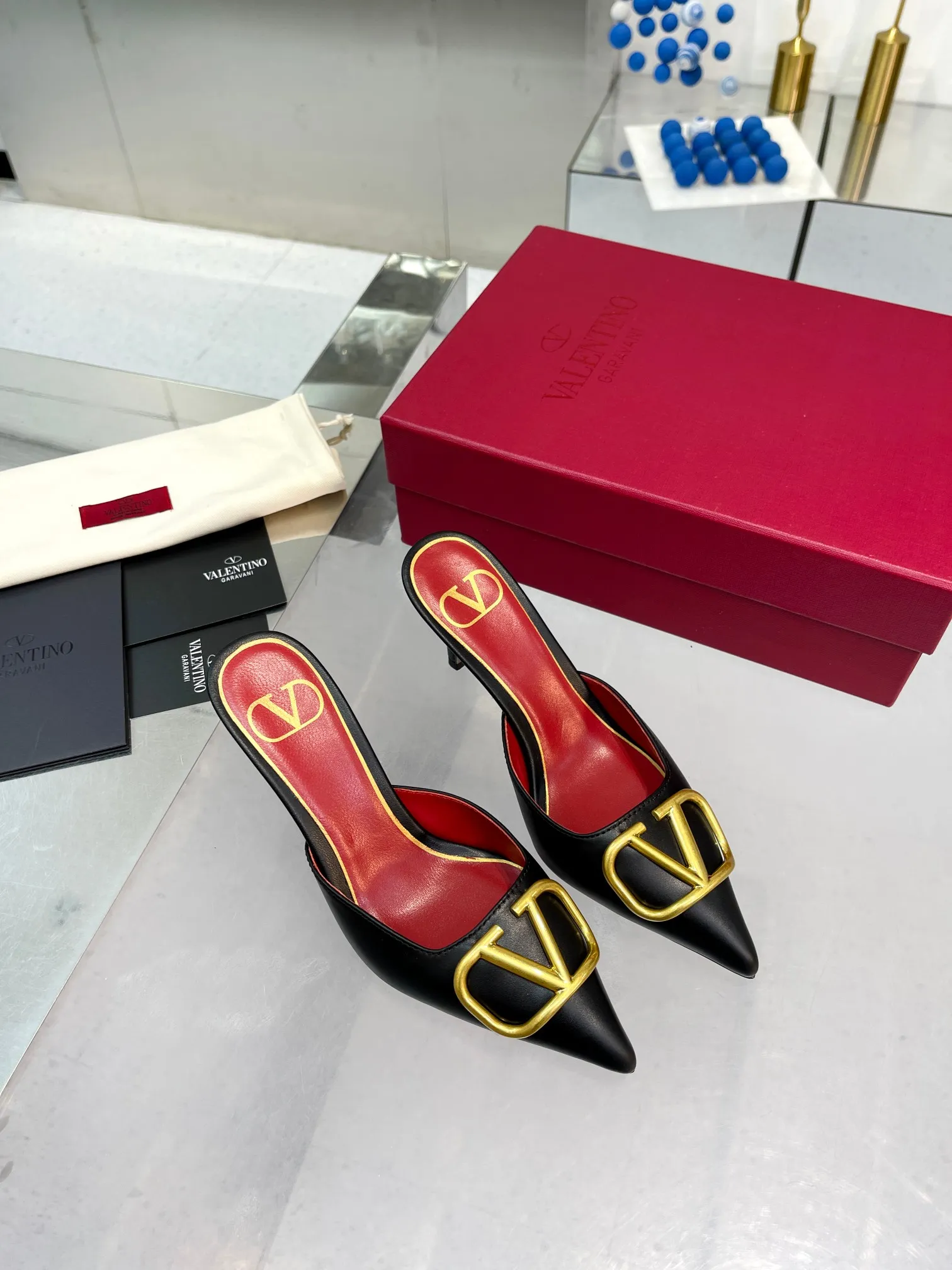 👟👟Ex-factory price 500👟👟 Valentino brand new cowhide half-drag version V-buckle classic sandals, brand new original upgrade, super comfortable on the feet, 😍 easy to put on and take off, super considerate! ✔️Imported cowhide for the uppers ✔️Mixed sheepskin for the inner lining ✔️Italian yellow cowhide outsole with clear texture and consistent with the counter ✔️Code number 35-40 (34 41 42 can be customized and non-returnable) Heel height 7.5